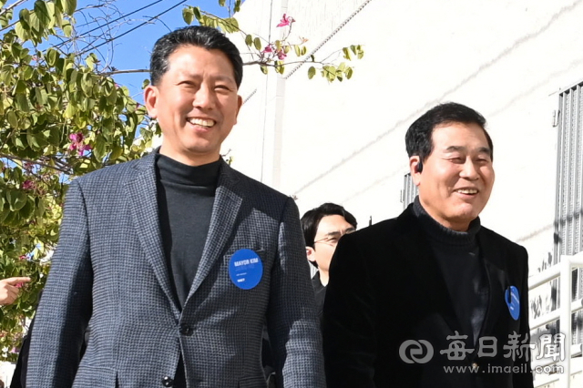지난 8일(현지시간) 김장호(왼쪽) 구미시장과 안주찬 구미시의회 의장이 미국 LA 소재 세계적인 분수 디자인, 시공 기업 WET사의 생산 시설을 둘러보며 환하게 웃고 있다. 구미시 제공