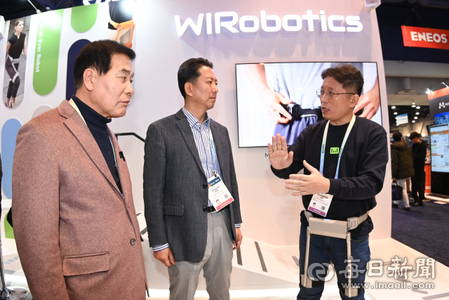 지난 9일(현지시간) 미국 라스베이거스 CES 2024 행사장에서 안주찬(왼쪽) 구미시의장과 김장호(가운데) 구미시장이 이연백(오른쪽) 위로보틱스 대표로부터 설명을 듣고 있다. 구미시 제공