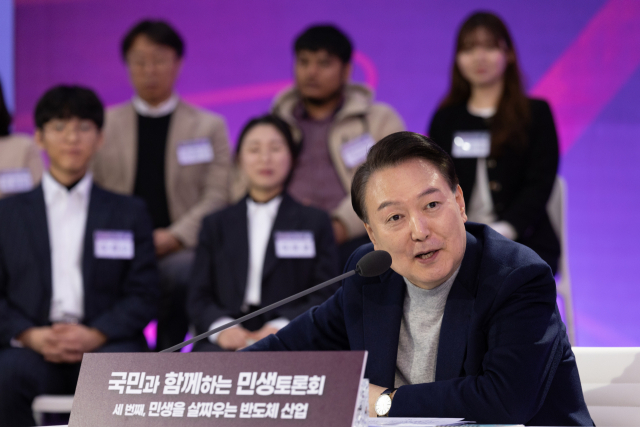 윤석열 대통령이 15일 경기도 수원시 장안구 성균관대 자연과학캠퍼스 반도체관에서 열린 
