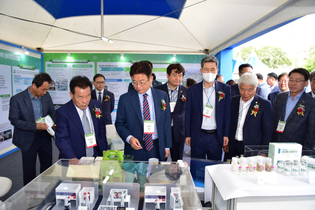 2023 경북바이오산업엑스포에 방문한 이철우 경북도지사가 헴프맥주 등 바이오 제품을 살펴보고 있다. 경북도 제공