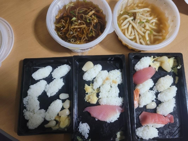 배달 앱을 통해 주문된 초밥이 식었다는 이유로 환불을 요청한 손님이 실제로는 회만 먹고 음식을 남겨놨다는 주장이 나왔다. 온라인커뮤니티 캡처