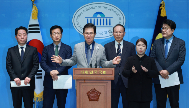최운열, 신경민 전 의원 등이 15일 오전 국회 소통관에서 민주당 탈당 기자회견을 하고 있다. 이날 기자회견에서 최 전 의원, 신 전 의원, 최성 전 고양시장,장덕천 전 부천시장과 이근규 전 제천시장 등은 