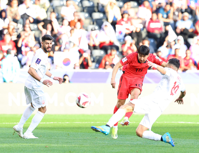 15일(현지시간) 카타르 도하 자심 빈 하마드 스타디움에서 열린 2023 아시아축구연맹(AFC) 아시안컵 조별리그 E조 한국과 바레인의 경기. 후반전 이강인이 추가골을 넣고 있다. 연합뉴스