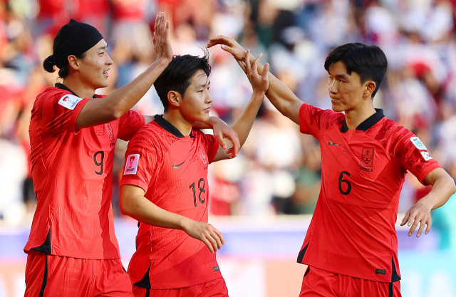 15일(현지시간) 카타르 도하 자심 빈 하마드 스타디움에서 열린 2023 아시아축구연맹(AFC) 아시안컵 조별리그 E조 한국과 바레인의 경기. 후반전 이강인이 추가골을 넣은 뒤 조규성, 황인범(오른쪽)의 축하를 받고 있다. 연합뉴스