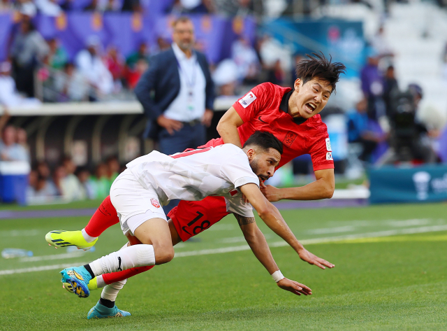 15일(현지시간) 카타르 도하 자심 빈 하마드 스타디움에서 열린 2023 아시아축구연맹(AFC) 아시안컵 조별리그 E조 한국과 바레인의 경기. 전반전 이강인이 거친 수비를 당하고 있다. 연합뉴스