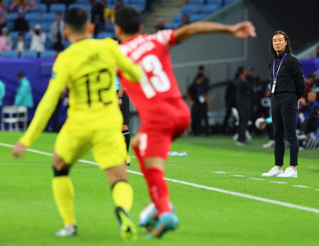 15일(현지시간) 카타르 알와크라 알자누브 스타디움 열린 2023 아시아축구연맹(AFC) 아시안컵 조별리그 E조 말레이시아와 요르단 경기. 말레이시아 김판곤 감독이 경기를 지켜보고 있다. 연합뉴스