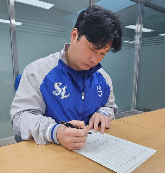 오승환이 16일 삼성 라이온즈와의 FA 계약서에 서명을 하고 있다. 삼성 제공