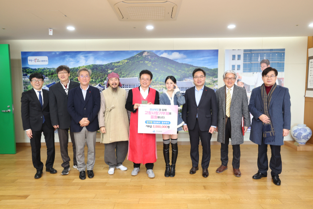 경상북도 홍보대사 가수 김다현이 16일 경북도청을 찾아 고향사랑기부금 200만원을 전달했다. 경북도 제공