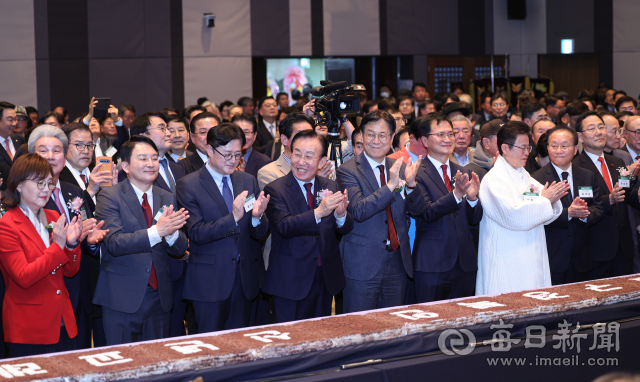 매일신문 주최 '2024 재경 대구경북인 신년교례회'가 16일 오후 서울 프레스센터 국제회의장에서 열려 정창룡 매일신문 사장, 이철우 경상북도지사, 오세훈 서울시장, 이관섭 대통령 비서실장, 국민의힘 윤재옥 원내대표, 더불어민주당 홍익표 원내대표, 지역 국회의원 등 내빈들이 박수를 치고 있다. 안성완 기자 asw0727@imaeil.com