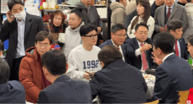 한동훈 국민의힘 비상대책위원장이 10일 자갈치시장 횟집에서 부산 지역구 현역 의원들과 만찬을 즐기고 있다. 유튜브