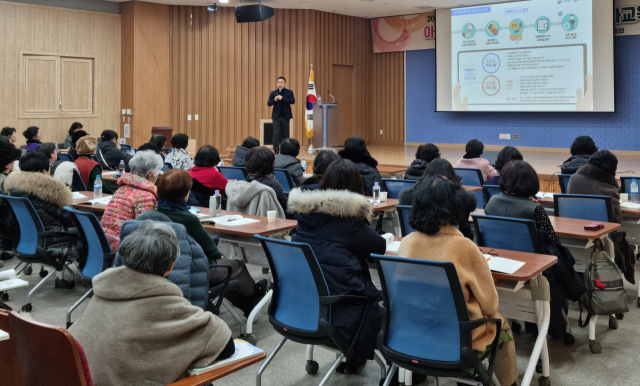 경북북부아동보호전문기관이 국학진흥원과 함께 이야기 할머니 사업단을 대상으로 아동학대 예방교육을 실시하고 있다.