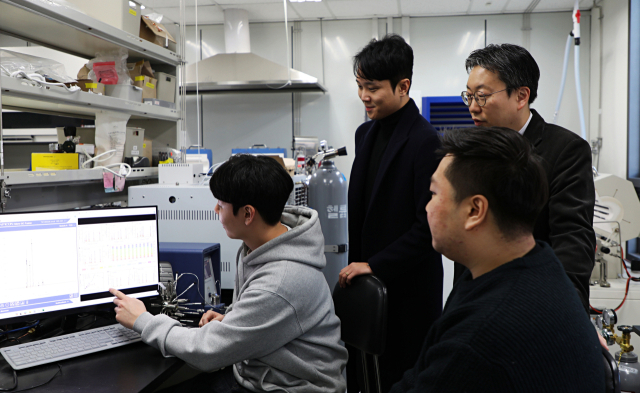 DGIST 에너지공학과 남대현, 이윤구 교수팀이 연구결과를 확인하고 있다. DGIST 제공.