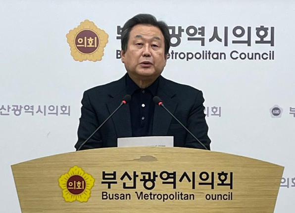 국민의힘 전신인 새누리당 대표를 지낸 김무성 전 의원이 15일 부산시의회에서 제22대 총선 출마 선언을 하고 있다. 연합뉴스