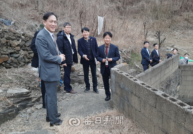 국민권익위원회 김태규 부위원장(맨 앞)이 17일 경북 경산시 상방공원 민간공원조성 특례사업지구에 포함되지 않은 상방동의 토지 편입을 요구하는 현장을 둘러보고 있다. 김진만 기자