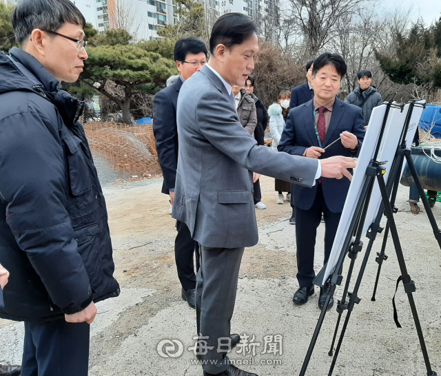 국민권익위원회 김태규 부위원장(앞에서 두번째)이 17일 이상정 경산시 공원녹지과장으로부터 상방공원 민간공원조성 특례사업지구와 관련한 브리핑을 받고 있다. 김진만 기자