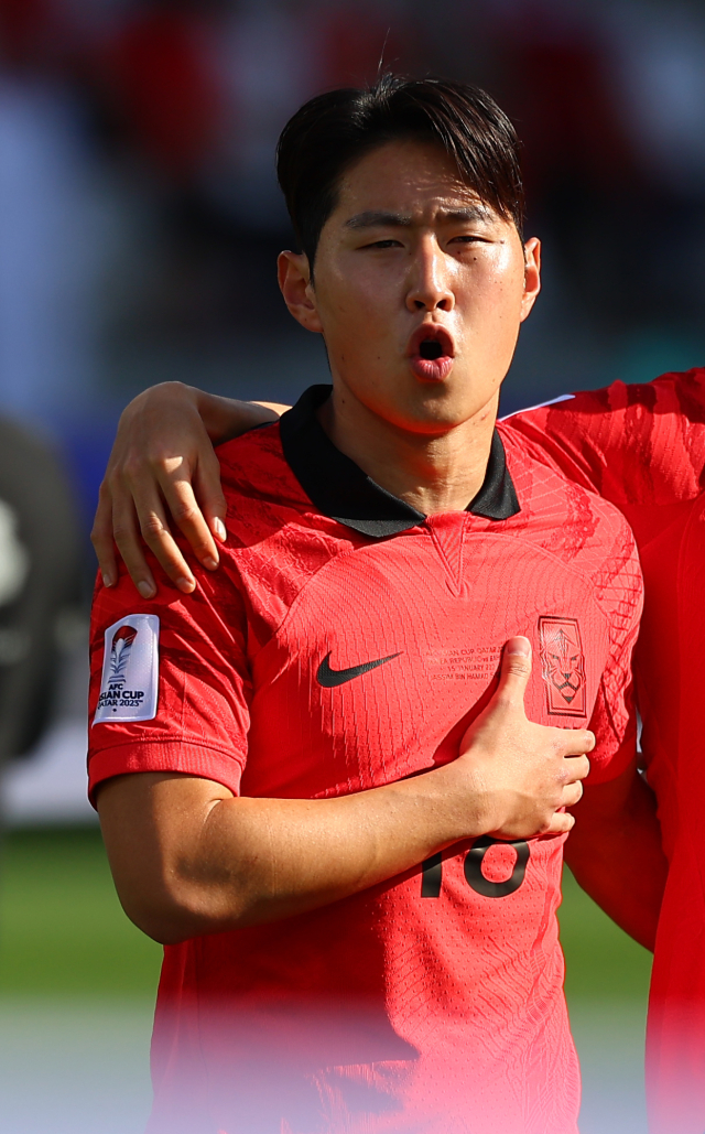 15일(현지시간) 카타르 도하 자심 빈 하마드 스타디움에서 열린 2023 아시아축구연맹(AFC) 아시안컵 조별리그 E조 한국과 바레인의 경기. 대표팀 이강인이 경기 전 애국가를 부르고 있다. 연합뉴스