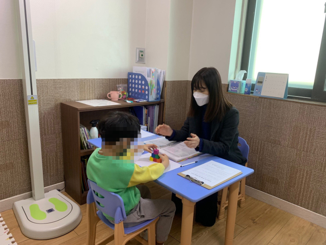 경주 한빛아동병원 한 관계자가 영유아 ADHD 선별검사를 진행하고 있다. 경주시 제공