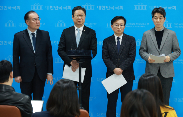 황희, 윤건영 의원 등 문재인 정부 장관 및 청와대 출신 의원들이 17일 오후 국회 소통관에서 문 전 대통령 주변 수사 관련 합동 기자회견을 마친 뒤 취재진 질문에 답하고 있다. 연합뉴스