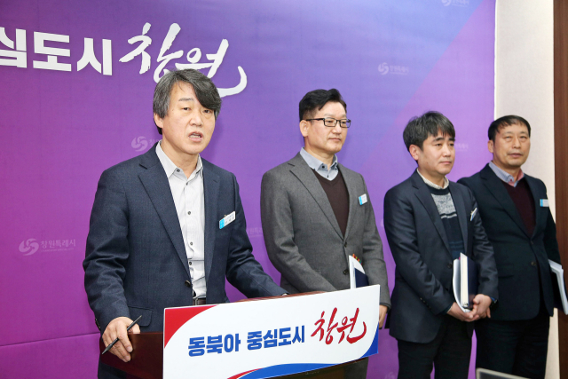 안제문 창원시 도시정책국장(왼쪽)이 17일 창원시청에서 올해 1분기 도시정책국 정례브리핑을 하고 있다. [사진=창원시]