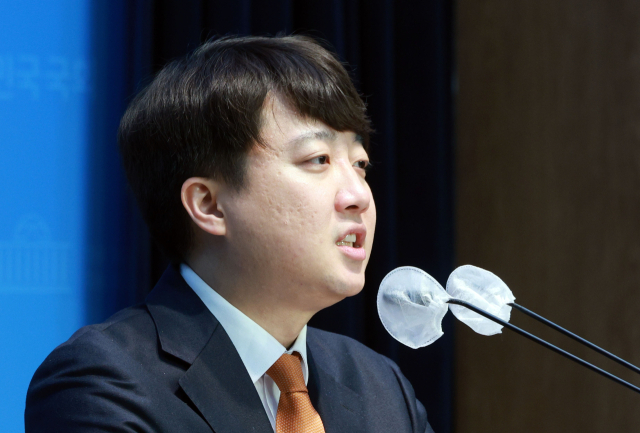 개혁신당 이준석 정강정책위원장이 18일 국회 소통관에서 교통 관련 정강정책을 발표하고 있다. 연합뉴스