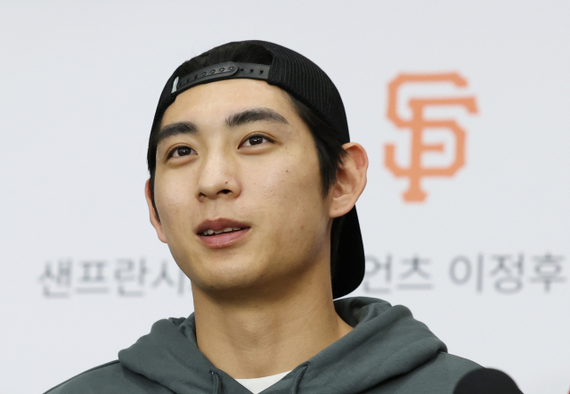 미국프로야구(MLB) 샌프란시스코 자이언츠에 입단한 이정후가 지난달 19일 오후 인천국제공항을 통해 귀국한 뒤 취재진에게 입단 소감을 말하고 있다. 연합뉴스