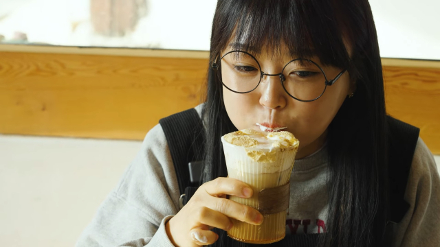 인기 유튜버 '애정'이 대구 달성군 현풍읍 한훤당고택 내 카페에서 크림 음료를 마시고 있다. 달성군 유튜브 채널인 '전국달성자랑' 캡처본. 달성군 제공.