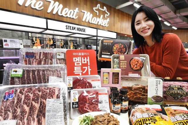 홈플러스가 18일부터 소고기, 돼지고기, 수입산 등 다양한 갈비 제품을 최대 50% 할인 판매하는 