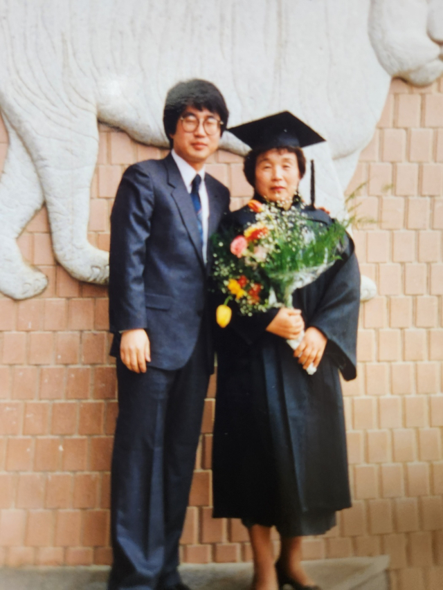 연출가 김재만 씨가 대학 졸업식 때 어머니 고(故) 황동원(오른쪽) 씨와 함께 찍은 사진. 김재만 씨 제공
