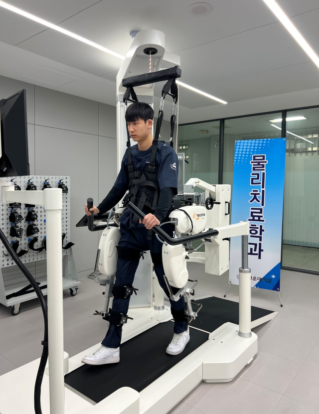 18일 경운대 묾리치료학과 재학생이 로봇재활치료장비 