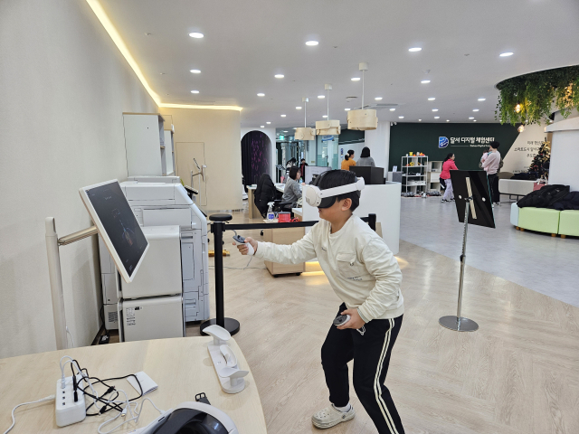 한 어린이가 달서디지털체험센터에서 VR체험을 하고 있는 모습. 대구 달서구청 제공