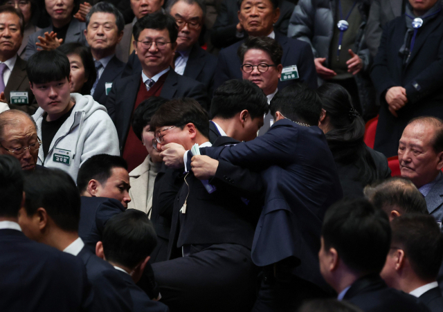 진보당 강성희 의원이 18일 전주시 덕진구 한국소리문화의전당 모악당에서 열린 전북특별자치도 출범식에서 윤석열 대통령이 입장하며 참석자들과 악수하는 동안 경호원들에게 제지당해 끌려나가고 있다. 진보당측은