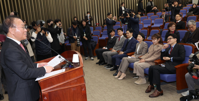 국민의힘 한동훈 비상대책위원장이 18일 국회에서 열린 의원총회에서 윤재옥 원내대표의 발언을 듣고 있다. 연합뉴스