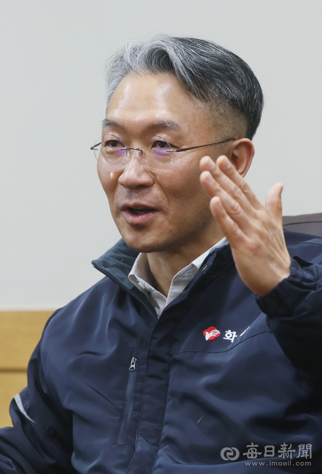 이종원 화성산업 대표이사 회장이 16일 대구 수성구 화성산업 본사에서 매일신문과 인터뷰를 하고 있다. 성일권 기자 sungig@imaeil.com