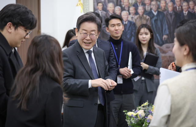 더불어민주당 이재명 대표가 18일 국회 당 대표실에서 부산 가덕도 피습 현장에 있었던 기자들과 차담회를 하고 있다. 연합뉴스