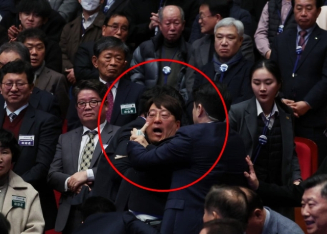 강성희 진보당 의원이 18일 전주시 덕진구 한국소리문화의전당 모악당에서 열린 전북특별자치도 출범식에서 윤석열 대통령이 입장하며 참석자들과 악수하는 동안 경호원들에게 제지당해 끌려나가고 있다. 연합뉴스
