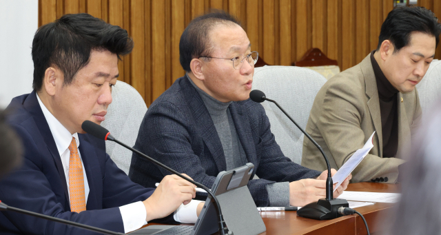 국민의힘 윤재옥 원내대표가 19일 국회에서 원내대책회의를 하고 있다. 연합뉴스