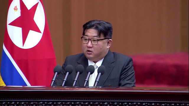 김정은 북한 국무위원장이 지난 15일 평양 만수대의사당에서 열린 최고인민회의에서 시정연설을 하고 있다. 연합뉴스