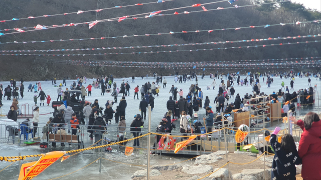제1회 영양 꽁꽁 얼음 축제가 진행되고 있는 경북 영양군 현리 빙상장의 모습. 영양군 제공