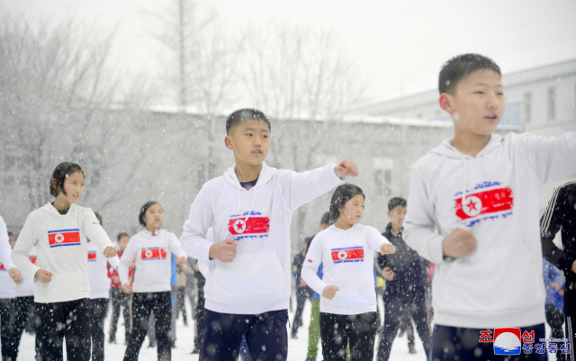 북한도 저출생 문제가 점점 심각해지면서 당국이 출생률 감소를 막기 위해 독려하는 것으로 알려졌다. 사진은 북한은 새해 첫 체육의 날을 맞아 각지에서 대중 체육활동을 진행했다고 조선중앙통신이 15일 보도했다. 연합뉴스