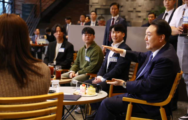 윤석열 대통령이 19일 강원도 강릉시의 청년사업가가 운영하는 한 카페에서 강원 지역 청년들과 대화하고 있다. 연합뉴스