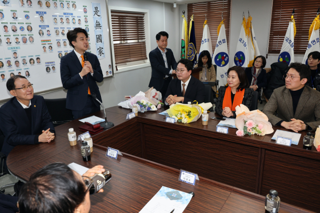개혁신당 이준석 정강정책위원장이 19일 오전 서울 용산구 전국호남향우회 총연합회에서 열린 간담회에서 인사말하고 있다. 연합뉴스