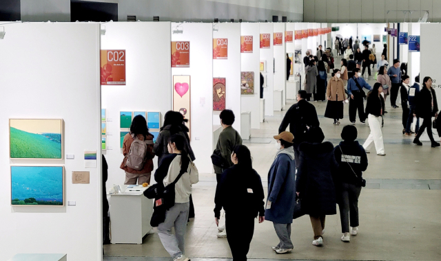 지난해 12월 10일 부산 해운대구 벡스코 제2전시장에서 열린 2023 부산국제아트페어(BIAF 2023)에서 관람객들이 작품을 둘러보고 있다. 연합뉴스