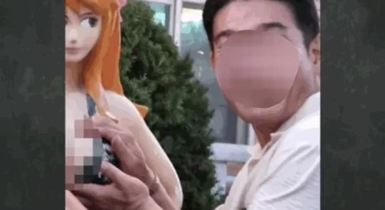 경남 양산시의회의 한 남성 의원이 의회 여직원을 상습 성추행한 의혹으로 물의를 빚은 가운데 해당 의원이 의정 활동 중 여성 조형물의 신체부위를 만지는 사진을 찍은 뒤 이를 의회 단체 대화방에 공유한 사실이 드러났다. JTBC 