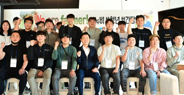 이남철(앞줄 왼쪽 4번째) 고령군수와 지역 청년농업인들이 소통의 시간을 갖고 화이팅을 외치고 있다. 고령군 제공