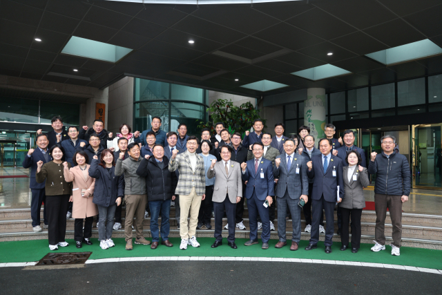 김철우(앞줄 왼쪽 여섯번 째) 보성군수와 직원들이 18일 청도군을 방문해 김하수 청도군수로부터 환대를 받고 있다. 청도군 제공