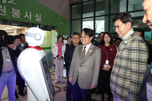 김철우(오른쪽) 보성군수 및 직원 일행이 김하수 청도군수와 함께 청도군청 1층에 설치된 민원응대 AI로봇과 대화를 나누고 있다. 청도군 제공