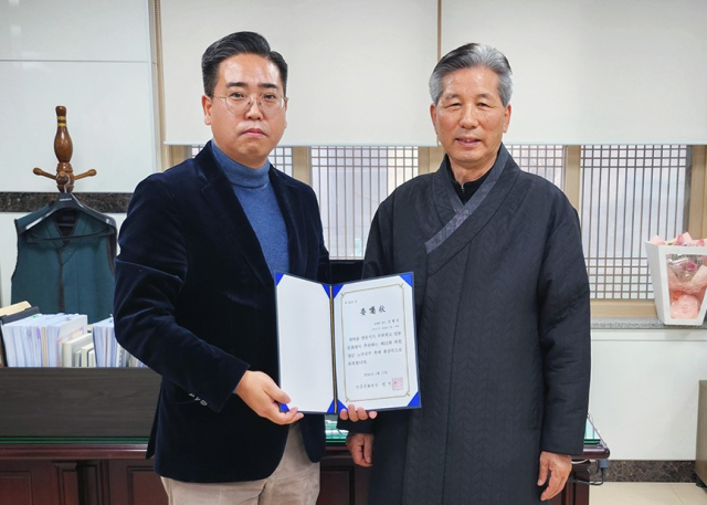 신현식(사진 왼쪽) 한라대 교수 촘감독 선임