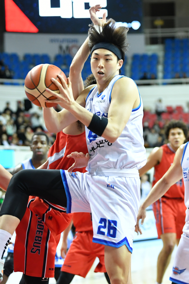 대구 한국가스공사 페가수스의 신예 신주영이 20일 울산 동천체육관에서 열린 2023-2024 KBL 울산 현대모비스 피버스와의 경기에 출전해 리바운드를 잡아내고 있다. KBL 제공