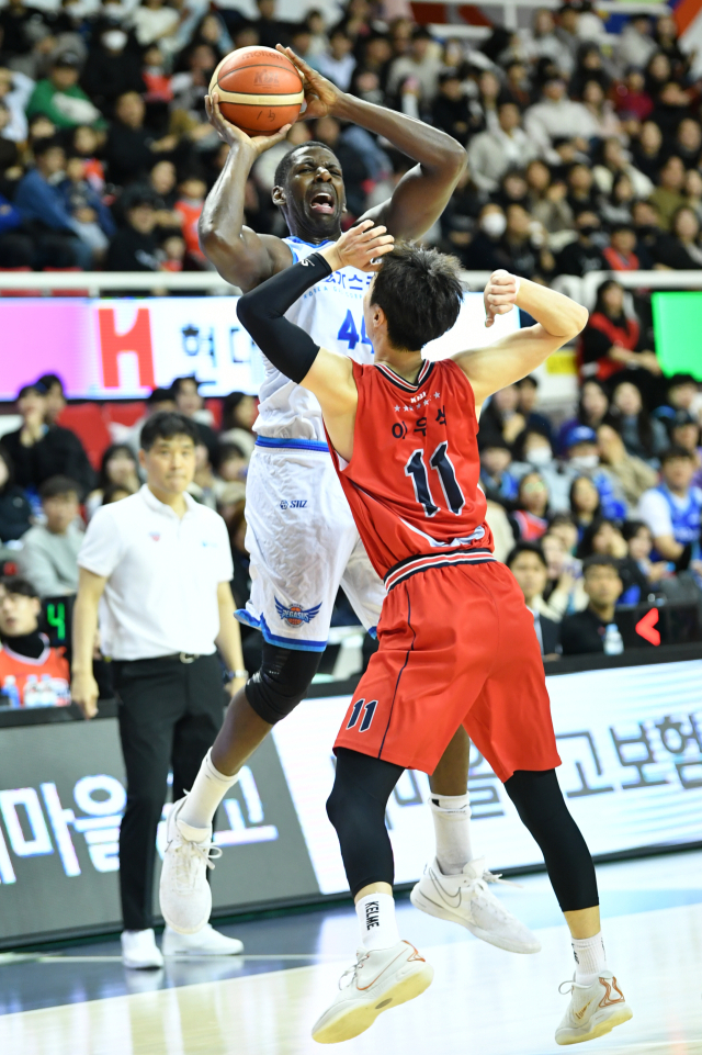 대구 한국가스공사 페가수스의 앤드류 니콜슨이 20일 울산 동천체육관에서 열린 2023-2024 KBL 경기에 출전해 울산 현대모비스 피버스의 이우석을 앞에 둔 채 슛을 시도하고 있다. KBL 제공