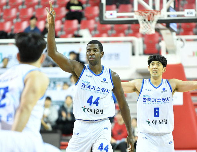 대구 한국가스공사 페가수스의 주득점원 앤드류 니콜슨과 주장 차바위. KBL 제공